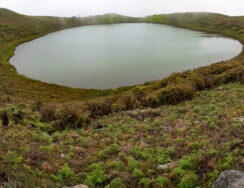 La Laguna el Junco alojada en el cráter de un volcán.