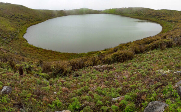La Laguna el Junco alojada en el cráter de un volcán.
